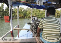 Ein Mann fährt mit einen kleines Maleisisechems Boot auf einem Fluss