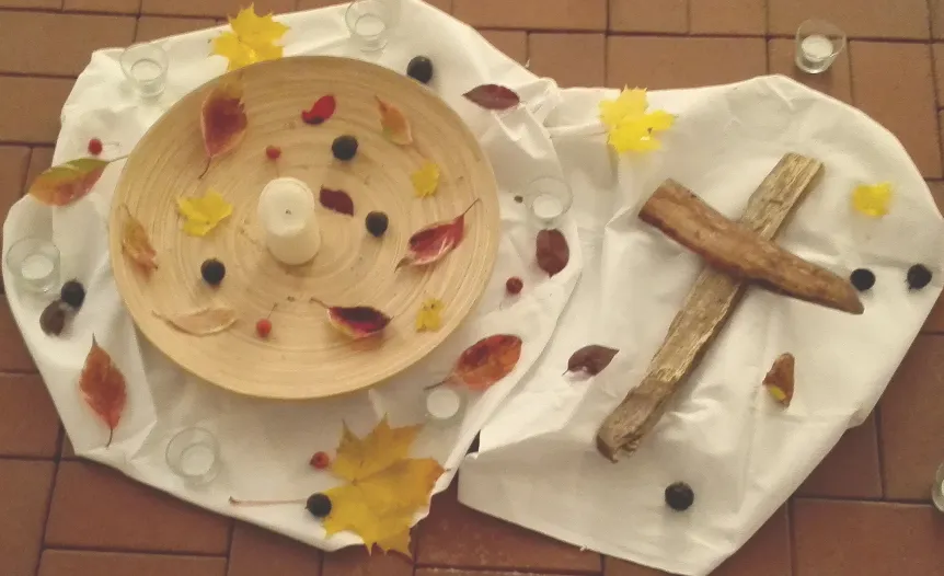 Bodenbild Gottesdienst mit Tuch, Schae, Kreuz und Teelichert
