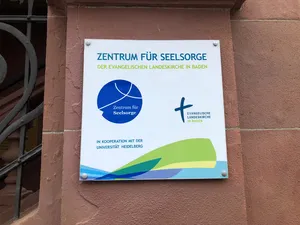Schild der ZfS an der Hauswand vom Moratohaus in Heidelberg