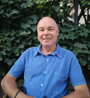 Jürgen Fobel vor einem Baum
