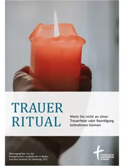 Quelle: ekiba Eine Hand hält eine brennende rot-orangeschen Stumpenkerze. Quer darüber ein Textfeld mit dem Wort Traueritual