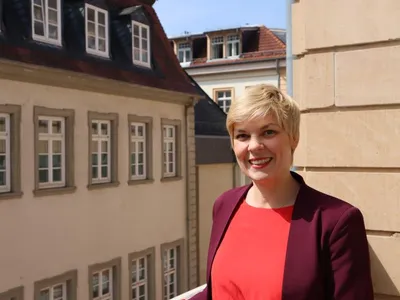 Prof. Dr. Annette Hausmann auf dem Balkon