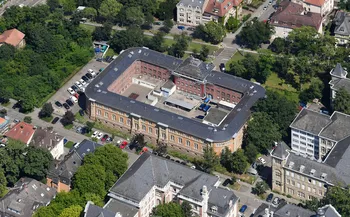Quelle: Von Carsten Steger - Eigenes Werk, CC BY-SA 4.0, https://commons.wikimedia.org/w/index.php?curid=150924129 Luftbild der JVA Karlsruhe