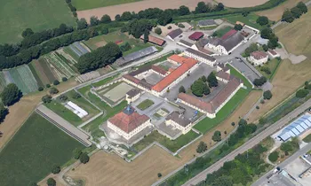 Quelle: Von Carsten Steger - Eigenes Werk, CC BY-SA 4.0, https://commons.wikimedia.org/w/index.php?curid=150924129 Lufbild der JAV Schloss Kislau