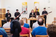 Bilder von Pfr. Monika Zeilfelder-Löffen beim Kerzen anzünden in einem Gottesdienst mit besondere Musik und Gruppe der Musiker