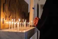 Bilder von Pfr. Monika Zeilfelder-Löffen beim Kerzen anzünden in einem Gottesdienst mit besondere Musik und Gruppe der Musiker
