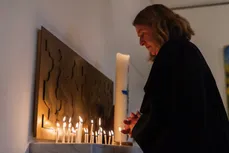 Bilder von Pfr. Monika Zeilfelder-Löffen beim Kerzen anzünden in einem Gottesdienst mit besondere Musik und Gruppe der Musiker