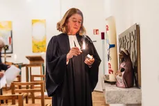 Bilder von Pfr. Monika Zeilfelder-Löffen beim Kerzen anzünden in einem Gottesdienst mit besondere Musik und Gruppe der Musiker