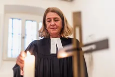 Bilder von Pfr. Monika Zeilfelder-Löffen beim Kerzen anzünden in einem Gottesdienst mit besondere Musik und Gruppe der Musiker