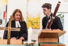 Bilder von Pfr. Monika Zeilfelder-Löffen beim Kerzen anzünden in einem Gottesdienst mit besondere Musik und Gruppe der Musiker