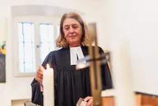 Bilder von Pfr. Monika Zeilfelder-Löffen beim Kerzen anzünden in einem Gottesdienst mit besondere Musik und Gruppe der Musiker