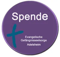 Quelle: Annette Wohlfeil Lila runder Button, oben steht quer Spende in Weiß, links im ekiba-blau das Kreuz daneben Evangelische Gefängnisseelsorge Adelsheim