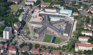 Quelle: Von Carsten Steger - Eigenes Werk, CC BY-SA 4.0, https://commons.wikimedia.org/w/index.php?curid=150924129 Luftbild der JVA-Freiburg
