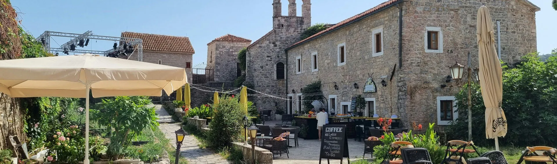 Altes südländischens Gebäude mit Gartenrestaurant