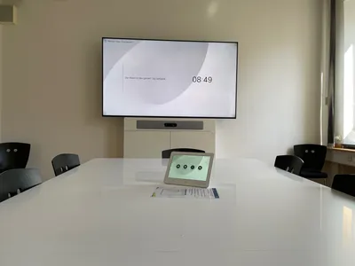 Sitzungsraum mit fest installierter Videotechnik