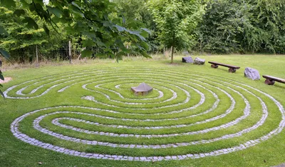 Das Labyrinth von Chartre in einer Rasenfläche auf der Burg Reichenfels in Thüringen