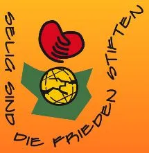 Logo der Friedensstifter: gelb-orangener Hintergrund Text im Kreis geschrieben darin zwei rote Hände die sich anfssen darunte eine scharzgelbe Weltkugel auf einen grünen Puzzelteil