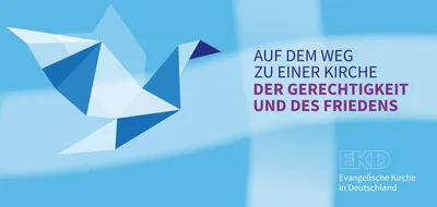 Quelle: EKG Rechteckiges Bild mit 2 hellen Balken ein Kreuz, links eine Taube in Falttechnik, daneben der Text Auf dem Weg zu einer Kirche des Friedens und der Gerechtigkeit