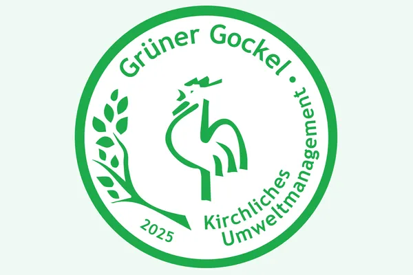 Quelle: EKIBA Schild_GruenerGockel.png