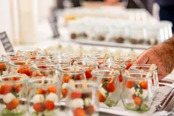 Fingerfood in dekorativen Gläsern