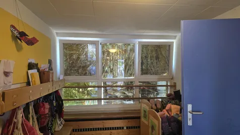 Fenster mit reflektierenden Rettungsdecken