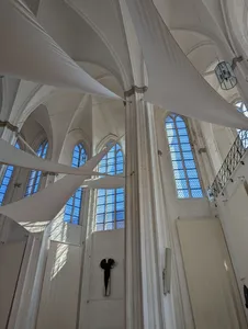 Kircheninnenraum weiß mit klaren Fenstern