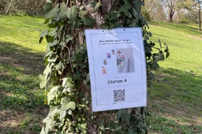 Quelle: EOK/ Stabsstelle Diakoninnen und Diakone/ AEller/ MRauhut Foto Station: Baum mit Hinweisschild
