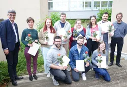 Quelle: EOK/Ref2/Abteilung Personal und Strategie/Stabsstelle Diakon*innen Traineekursgruppe 24 plus Prälat Dr. Marc Witzenbacher und LKB Joost Wejwer