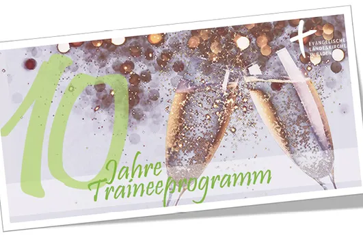 Quelle: EOK/Stabsstelle DiakonInnen/AEller Einladungskarte Jubiläum Traineeprogramm mit Text 10 Jahre Traineeprogramm und zwei gefüllten Sektgläsern, die anstoßen