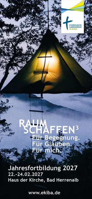 Quelle: EOK/Ref2/Abteilung Personal und Strategie/Stabsstelle Diakon*innen Beleuchtetes Zelt im Wald hängend über Nebel und beleuchtetem Ort