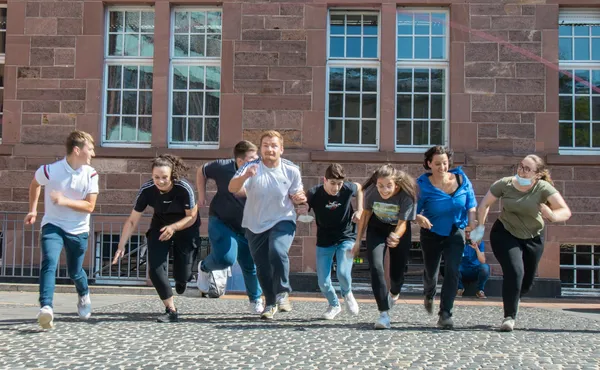 Auszubildende beim Seilsprung