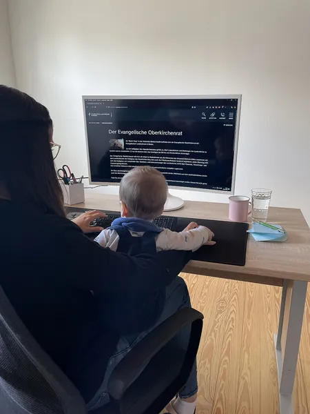 Mama und Kind am Schreibtisch