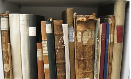 Rücken von alten Kirchenbüchern und Rechnungsbänden mit Signaturschildern