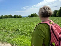 Heike Springhart blickt auf den fernen Bodensee