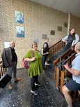 Heike Springhart mit anderen Personen im Treppenhaus in Gaienhofen