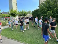 Start der Wanderung mit vielen Schülerinnen und Schüler