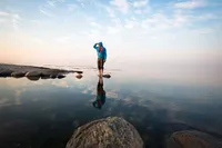 Quelle: © birdys / photocase Mann steht im Wasser