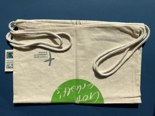 gefalteter Beutel mit Kordeln