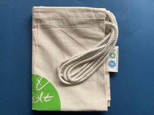 gefalteter Beutel mit Kordel