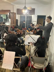 Orchesterprobe im Sozial- und Gemeindeprojekt „ASE“