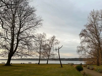 Evangelische Bildungsstätte auf Schwanenwerder in Berlin mit Blick auf den See mit Kreuz