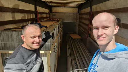 Péter Szeghljánik und ein Helfer beim Verladen der Photovoltaikanlage
