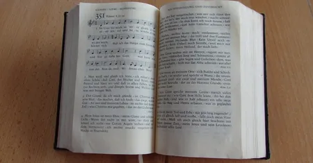 Aufgeschlagenes Gesangbuch