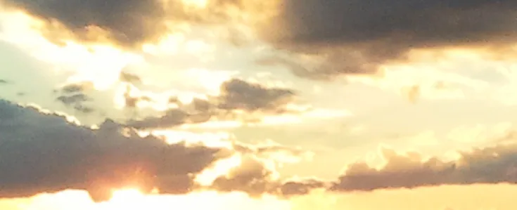 Himmel mit Wolken bei Sonnenuntergang