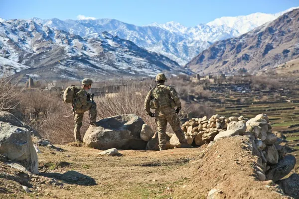 Soldat blickt in Tal und Berge mit Schnee