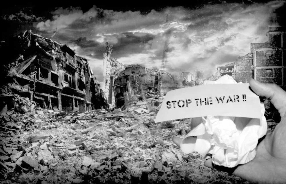 Schild Stop den Krieg vor zerstörter Stadt