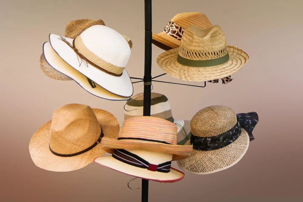 verschiedene Hüte auf Verkaufsständer