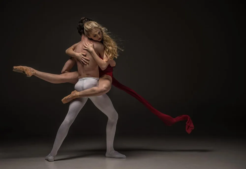 Mann und Frau tanzen Ballett