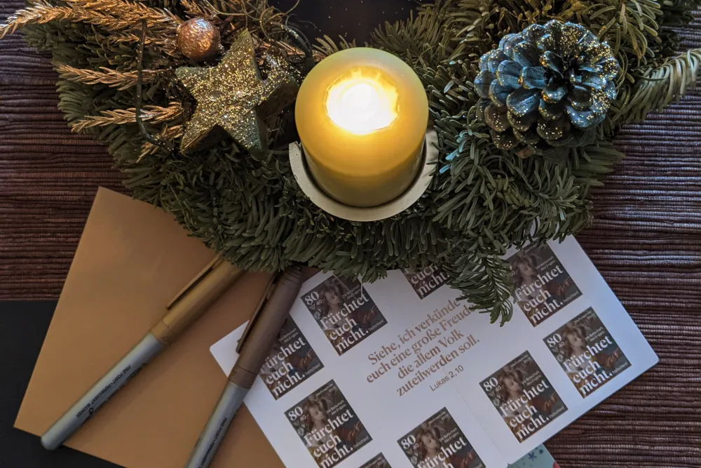 Adventskerze und Briefmarken